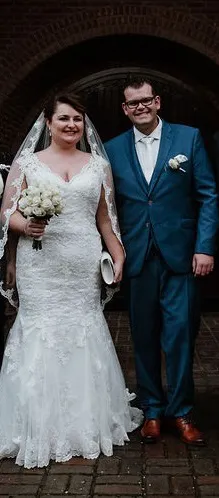sussana met man in haar trouwjurk